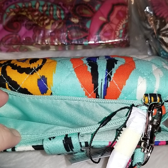 CHOICE of VERA BRADLEY iPhone Wristlets - Picture 9 of 11